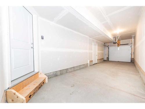 535-850 Belmont Drive Sw, Calgary, AB - Indoor Photo Showing Garage