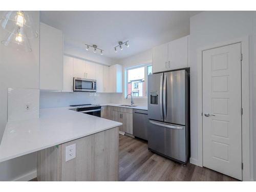 535-850 Belmont Drive Sw, Calgary, AB - Indoor Photo Showing Kitchen With Stainless Steel Kitchen