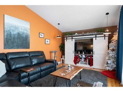 103 Cambria Road, Strathmore, AB - Indoor Photo Showing Living Room