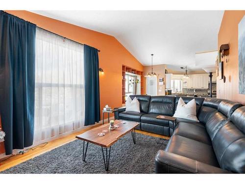 103 Cambria Road, Strathmore, AB - Indoor Photo Showing Living Room