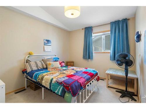 103 Cambria Road, Strathmore, AB - Indoor Photo Showing Bedroom