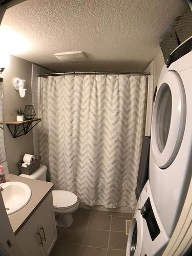 239 Mckenzie Towne Square Se, Calgary, AB - Indoor Photo Showing Bathroom