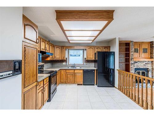 307 Hawkview Manor Circle Nw, Calgary, AB - Indoor Photo Showing Kitchen With Double Sink