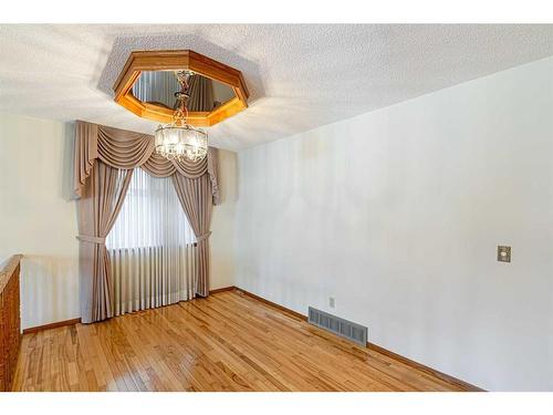 307 Hawkview Manor Circle Nw, Calgary, AB - Indoor Photo Showing Other Room