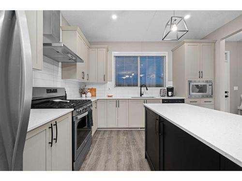 521 West Lakeview Drive, Chestermere, AB - Indoor Photo Showing Kitchen