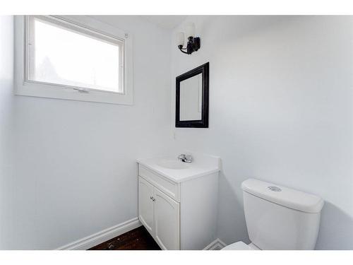 4851 Mardale Road Ne, Calgary, AB - Indoor Photo Showing Bathroom