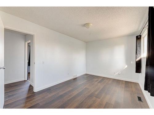 4851 Mardale Road Ne, Calgary, AB - Indoor Photo Showing Other Room