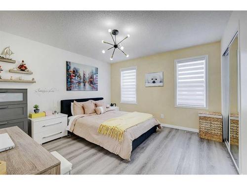 122 Osborne Rise Sw, Airdrie, AB - Indoor Photo Showing Bedroom