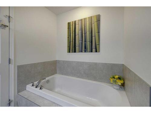 122 Osborne Rise Sw, Airdrie, AB - Indoor Photo Showing Bathroom