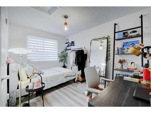 122 Osborne Rise Sw, Airdrie, AB - Indoor Photo Showing Bedroom