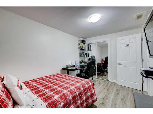 122 Osborne Rise Sw, Airdrie, AB - Indoor Photo Showing Bedroom