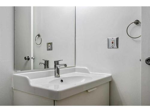 502-11620 Elbow Drive Sw, Calgary, AB - Indoor Photo Showing Bathroom