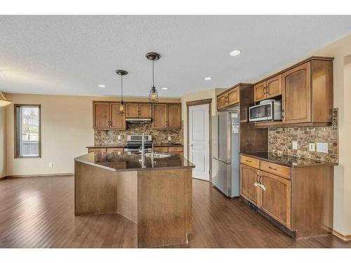 1920 New Brighton Drive Se, Calgary, AB - Indoor Photo Showing Kitchen