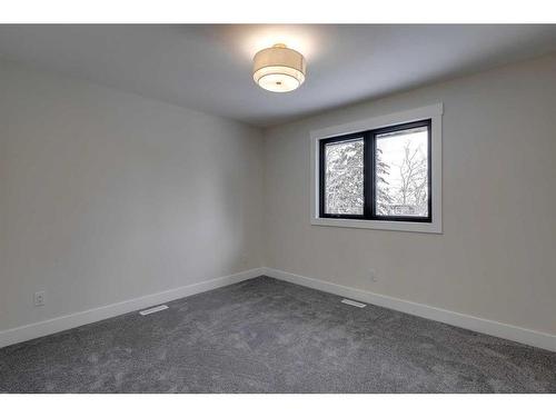 7028 Kennedy Drive Sw, Calgary, AB - Indoor Photo Showing Other Room