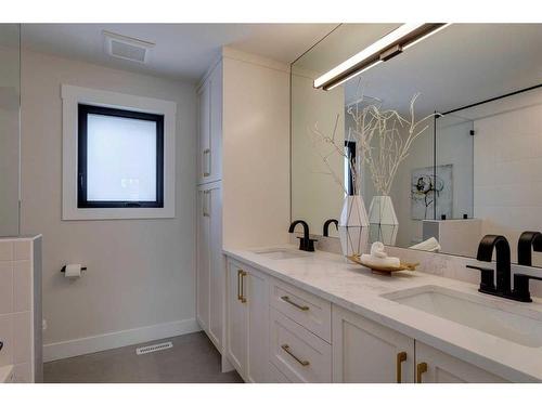 7028 Kennedy Drive Sw, Calgary, AB - Indoor Photo Showing Bathroom