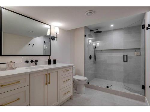 7028 Kennedy Drive Sw, Calgary, AB - Indoor Photo Showing Bathroom