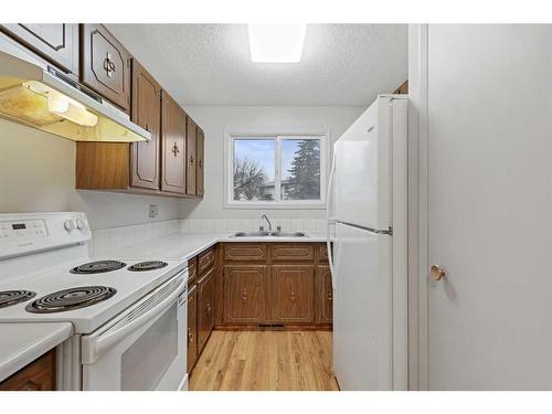 75-32 Whitnel Court Ne, Calgary, AB - Indoor Photo Showing Kitchen With Double Sink