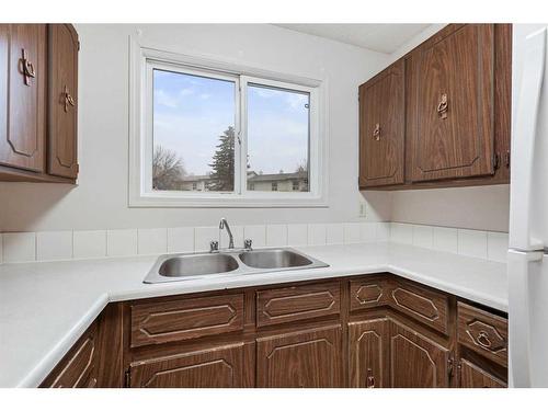 75-32 Whitnel Court Ne, Calgary, AB - Indoor Photo Showing Kitchen With Double Sink