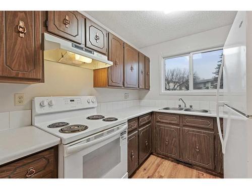 75-32 Whitnel Court Ne, Calgary, AB - Indoor Photo Showing Kitchen With Double Sink