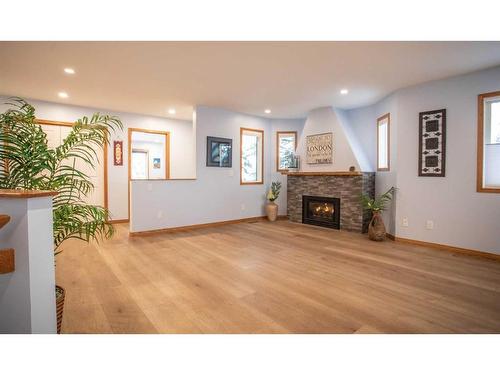 2 Cedarview Mews Sw, Calgary, AB - Indoor Photo Showing Living Room With Fireplace