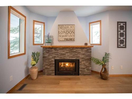 2 Cedarview Mews Sw, Calgary, AB - Indoor Photo Showing Living Room With Fireplace