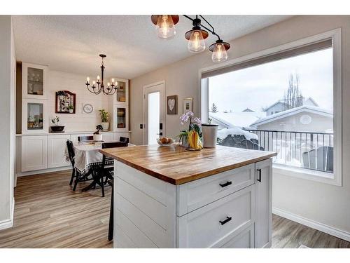 311 Mt Lorette Place Se, Calgary, AB - Indoor Photo Showing Dining Room