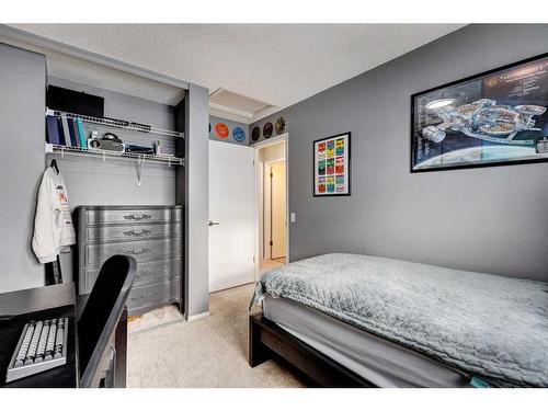 311 Mt Lorette Place Se, Calgary, AB - Indoor Photo Showing Bedroom