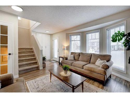 311 Mt Lorette Place Se, Calgary, AB - Indoor Photo Showing Living Room