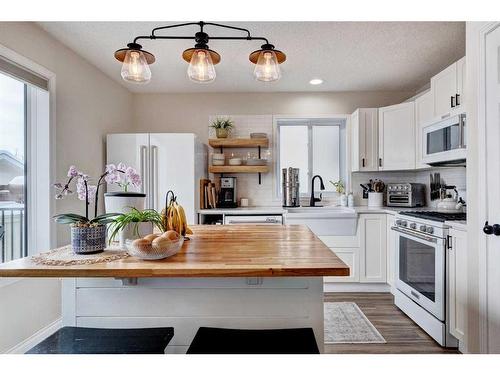 311 Mt Lorette Place Se, Calgary, AB - Indoor Photo Showing Kitchen