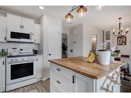 311 Mt Lorette Place Se, Calgary, AB - Indoor Photo Showing Kitchen