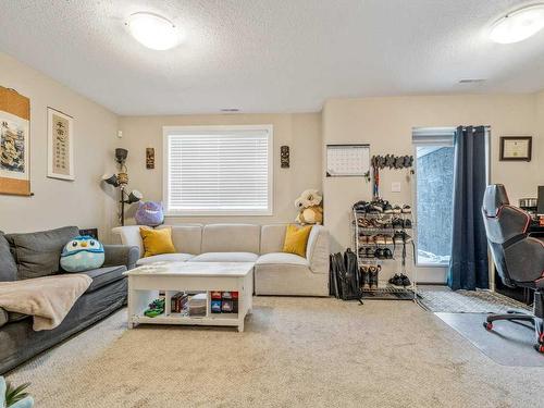 1-75 Aquitania Circle West, Lethbridge, AB - Indoor Photo Showing Living Room