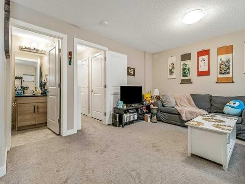 1-75 Aquitania Circle West, Lethbridge, AB - Indoor Photo Showing Living Room