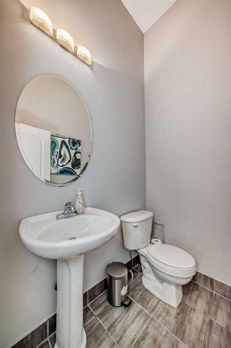 1840 31 Avenue Sw, Calgary, AB - Indoor Photo Showing Bathroom