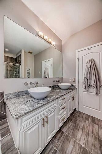 1840 31 Avenue Sw, Calgary, AB - Indoor Photo Showing Bathroom