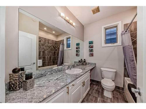 1840 31 Avenue Sw, Calgary, AB - Indoor Photo Showing Bathroom