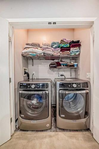 1840 31 Avenue Sw, Calgary, AB - Indoor Photo Showing Laundry Room