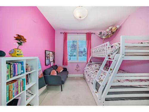 1840 31 Avenue Sw, Calgary, AB - Indoor Photo Showing Bedroom