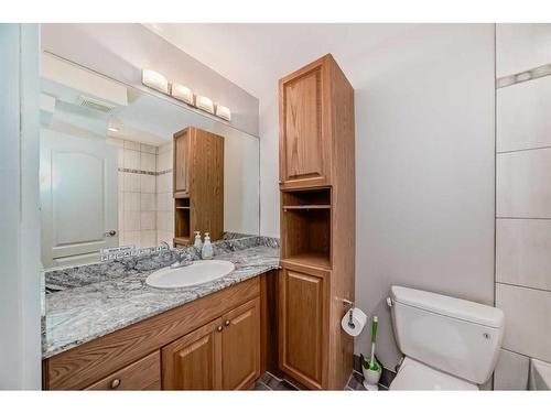 1840 31 Avenue Sw, Calgary, AB - Indoor Photo Showing Bathroom