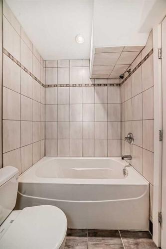 1840 31 Avenue Sw, Calgary, AB - Indoor Photo Showing Bathroom