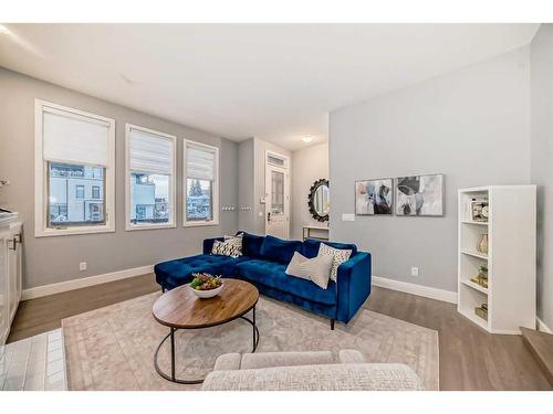 1840 31 Avenue Sw, Calgary, AB - Indoor Photo Showing Living Room