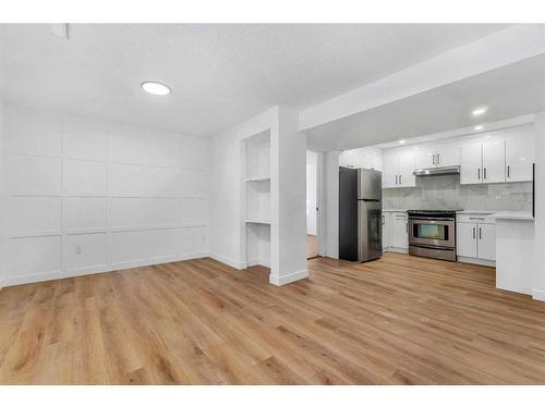 1190 Ranchlands Boulevard Nw, Calgary, AB - Indoor Photo Showing Kitchen