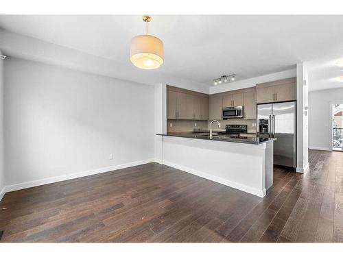 52 West Caoch Manor Sw, Calgary, AB - Indoor Photo Showing Kitchen