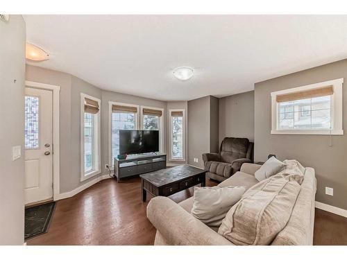 1809-2445 Kingsland Road Se, Airdrie, AB - Indoor Photo Showing Living Room