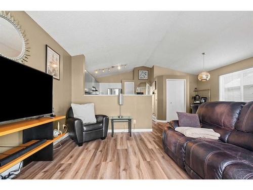 465 Martindale Boulevard Ne, Calgary, AB - Indoor Photo Showing Living Room