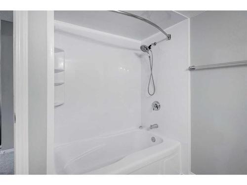 306-36 Glenbrook Crescent, Cochrane, AB - Indoor Photo Showing Bathroom