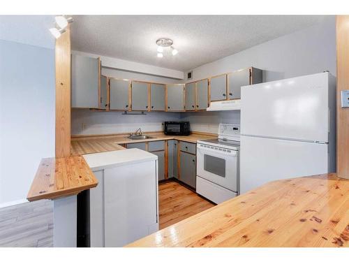 306-36 Glenbrook Crescent, Cochrane, AB - Indoor Photo Showing Kitchen