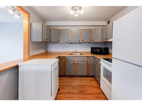 306-36 Glenbrook Crescent, Cochrane, AB - Indoor Photo Showing Kitchen