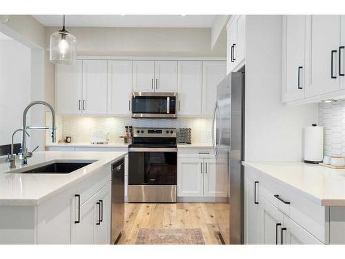 40 Willow Street, Cochrane, AB - Indoor Photo Showing Kitchen With Upgraded Kitchen