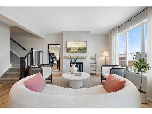 40 Willow Street, Cochrane, AB - Indoor Photo Showing Living Room