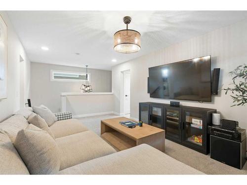 40 Willow Street, Cochrane, AB - Indoor Photo Showing Living Room